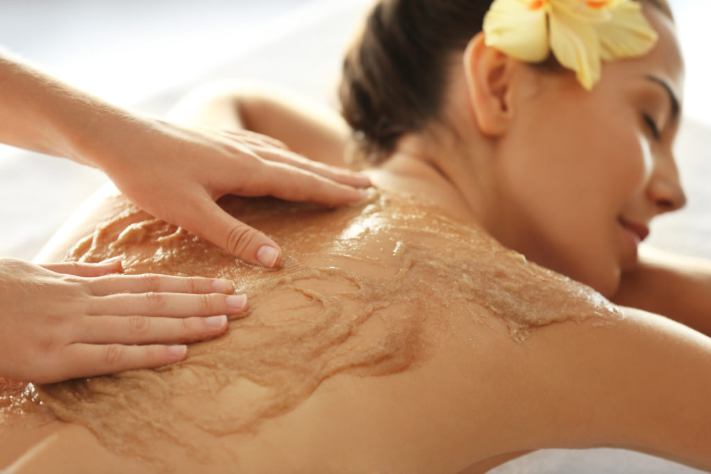 Körper- & Rückenbehandlungen. Entspannende und reinigende Massagen und Peelings im Kosmetik Studio.