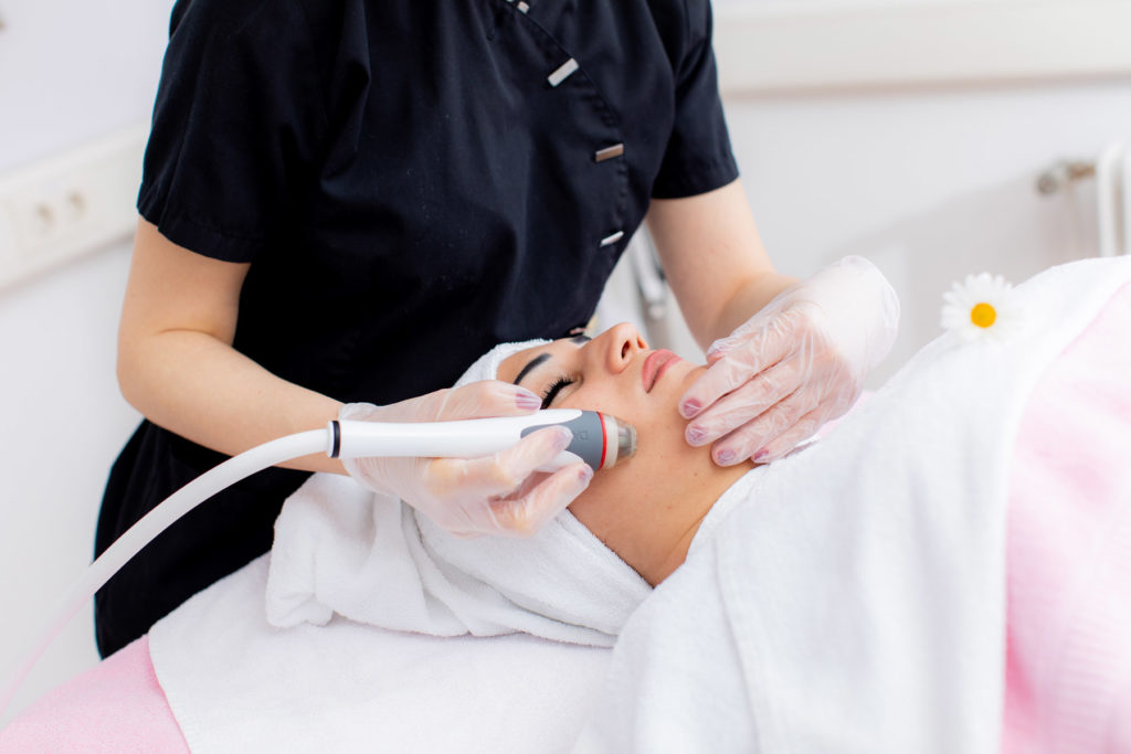 Aqua Facial oder der berühmte Staubsauger fürs Gesicht schenkt Dir strahlende Haut mit Meerespower und reduziert Unreinheiten sowie Hyperpigmentierung.