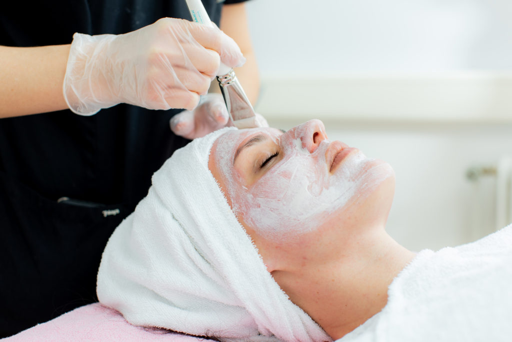 Die Gesichtsbehandlung lässt Dein Gesicht strahlen. Beauty Story Freiburg biete verschiedene Behandlungen an, wie zum Beispiel die Expressreinigung oder die Gesichtsreinigung Wellness inklusive Peeling.